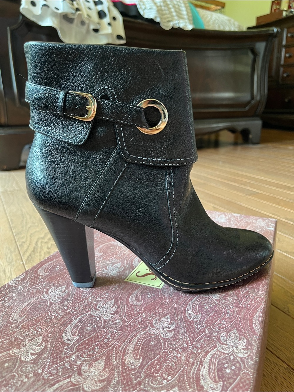 Sofft Black Leather Ankle Bootie with Side Zip